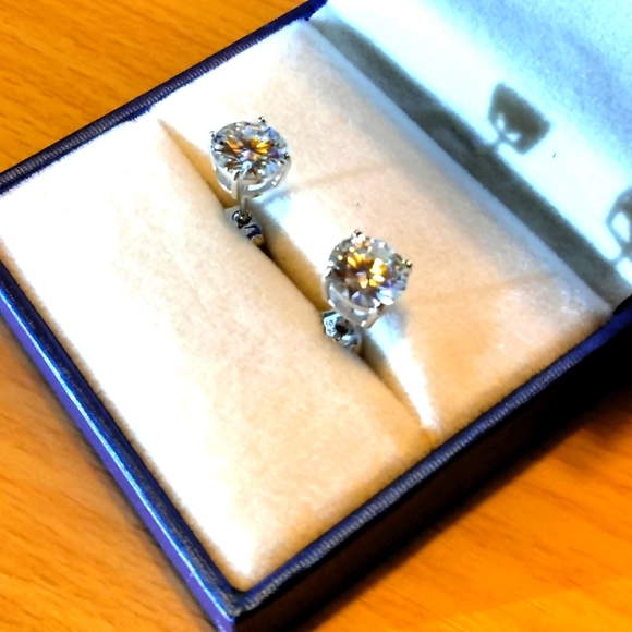 Moissanite diamond stud earring 4kt. - Picture 3 of 12